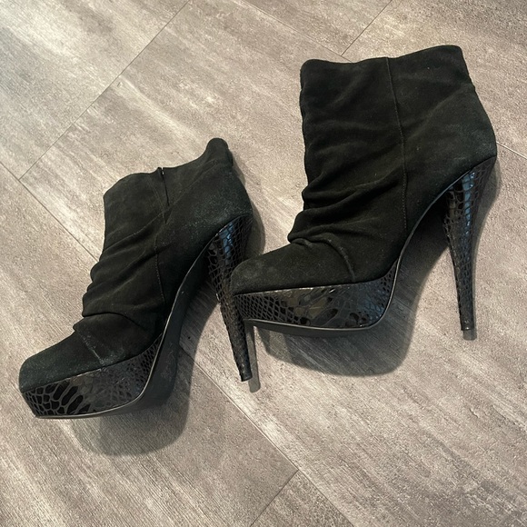 Black suede booties with snakeskin platform heel - Picture 2 of 3